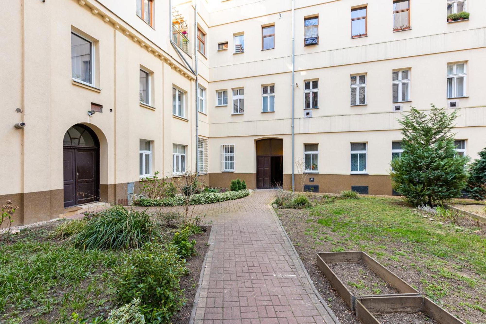 Charming Flat, Steps From Castle - Free Parking *