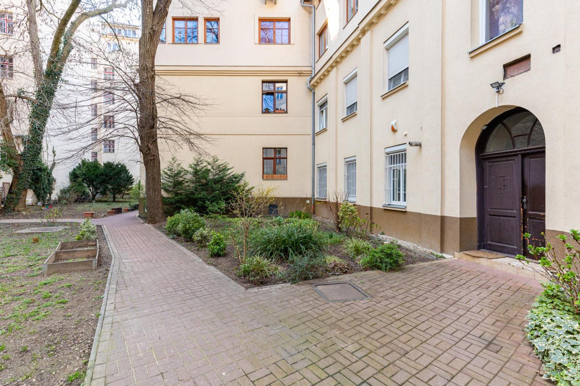 Charming Flat, Steps From Castle - Free Parking Apartmán