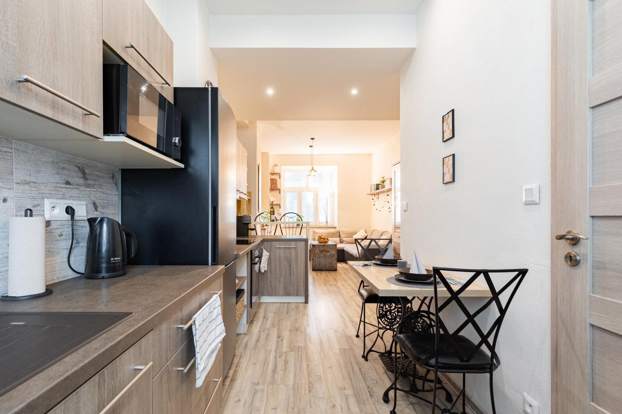 Charming Flat, Steps From Castle - Free Parking Apartmán