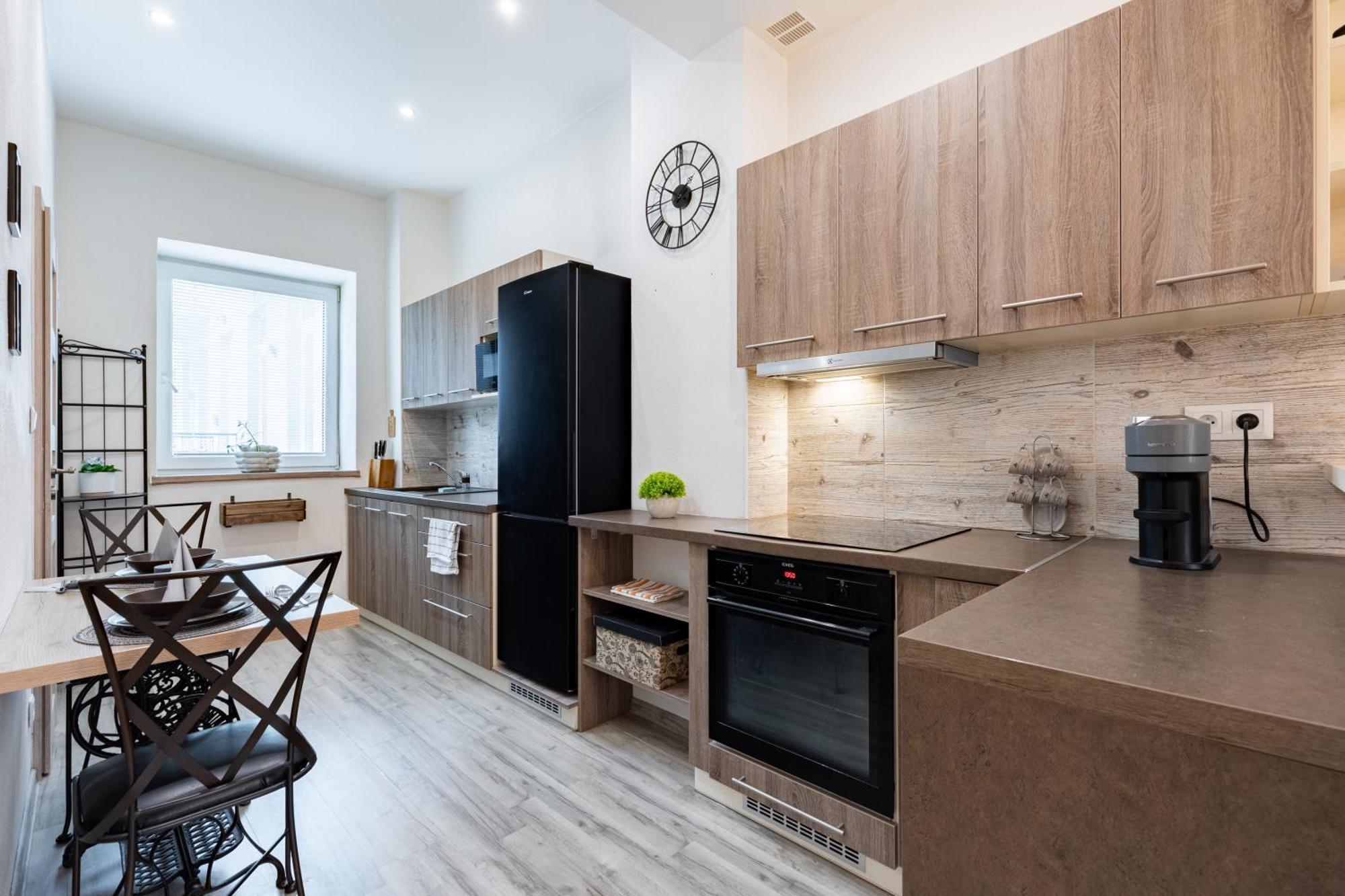 Charming Flat, Steps From Castle - Free Parking Apartmán