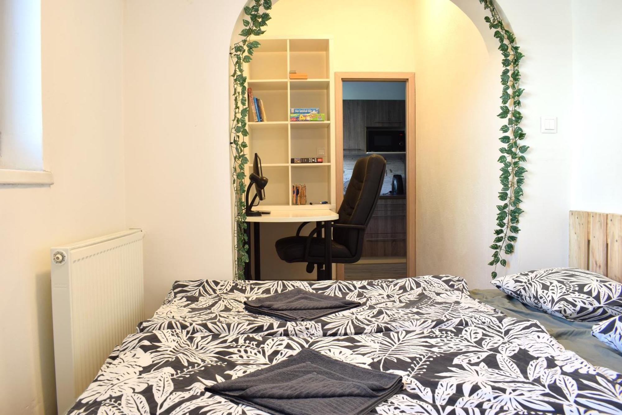 Charming Flat, Steps From Castle - Free Parking Apartmán